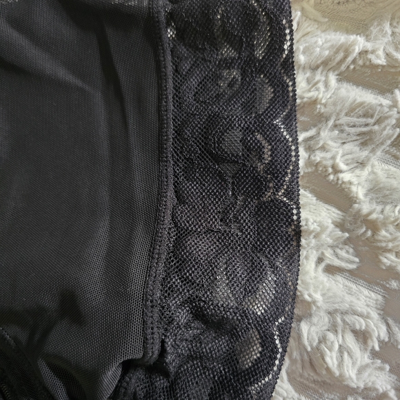 High-Waist Black Shaping Shorts with Lace Trim - Picture 3 of 9